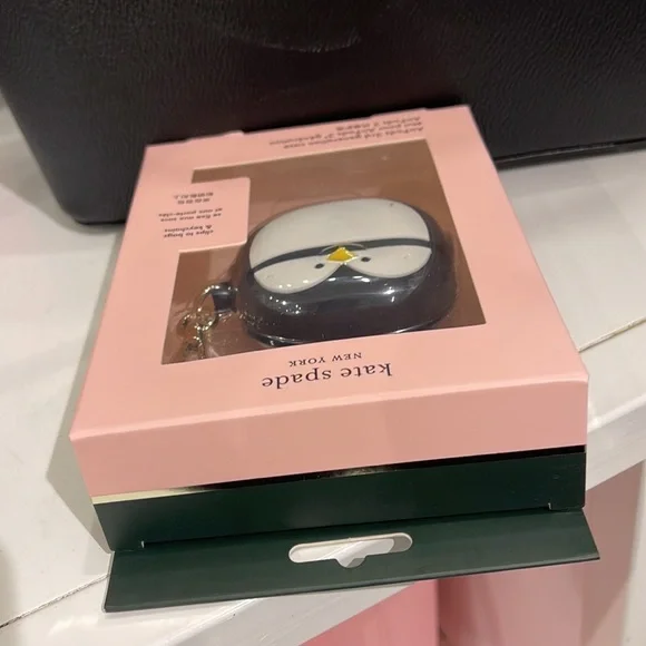 Kate Spade New York Penguin AirPods Silicon Tech Accessorie - Picture 3 of 16